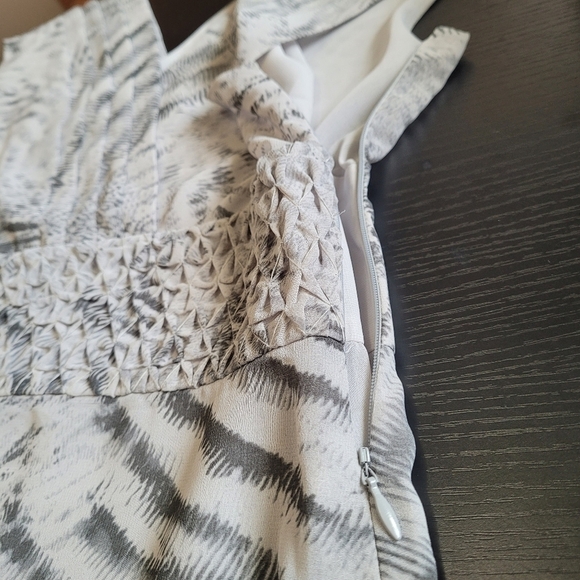 Banana Republic Gray Tiger Print Vneck Sleeveless Babydoll Top Size 2 - Picture 5 of 6